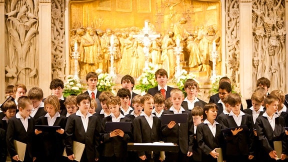 Sänger des Dresdner Kreuzchores singen in einer Kirche.