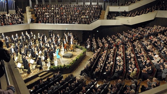 Konzert im Gewandhaus Leipzig mit viel Publikum - allein die An- und Abreisen des Publikums sowie der Künstler tragen zu einem hohen CO2-Ausstoß bei.