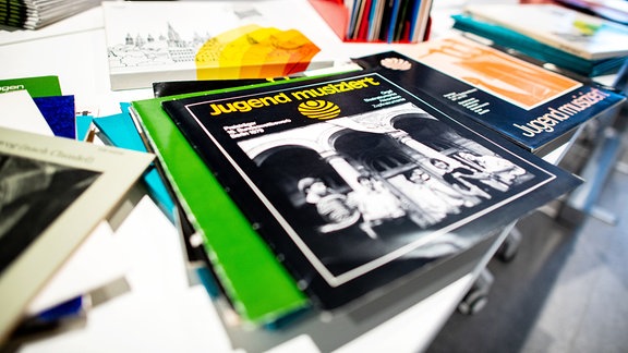 Historische Schallplatten mit Musik der Preisträger des Bundeswettbewerbs «Jugend musiziert» liegen auf einem Tisch