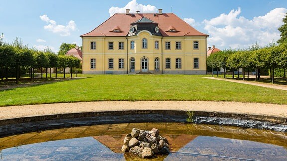 Schloss Königshain, Parkansicht Barockschloss mit Spiegelung