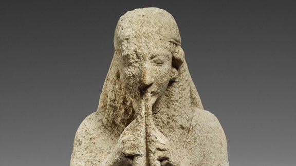 Aulos-Spieler – eine Steinstatuelle aus der ersten Hälfte des 6. Jahrhunderts v.Ch.