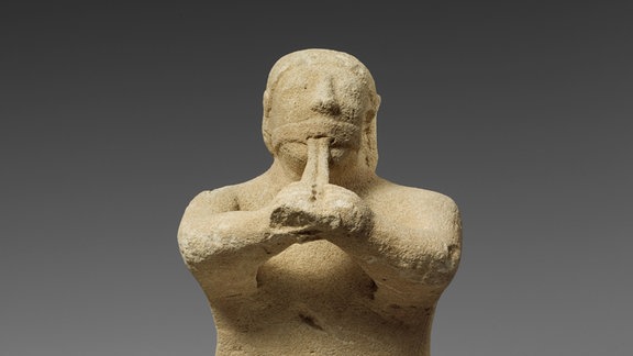 Aulosspieler – eine Steinstatuelle aus der ersten Hälfte des 6. Jahrhunderts v.Ch.