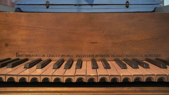 Tasten des ältesten komplett erhaltenen Klaviers der Welt von Bartolomeo Cristofori aus Florenz von 1726 im Museum für Musikinstrumente der Universität Leipzig an der Leipziger Notenspur