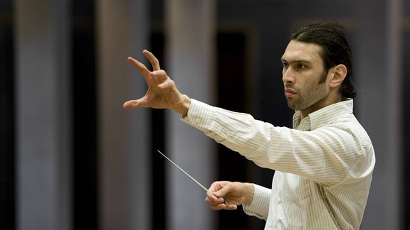 Der Dirigent Vladimir Jurowski zeigt sich erschüttert vom Ausbruch des Krieges in der Ukraine.