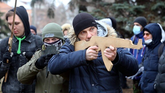 Krieg in der Ukraine: Zivilisten trainieren für den Ernstfall den Einsatz mit der Waffe.