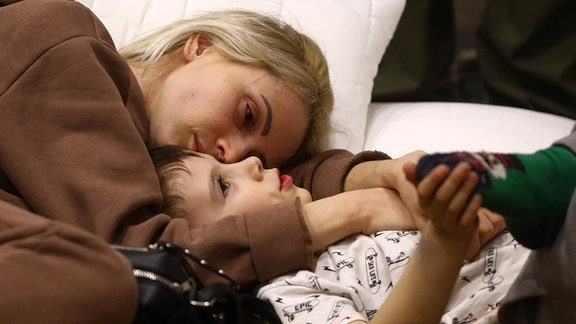Eine ukrainische Mutter ist mit ihrem Kind aus der Ukraine nach Polen geflohen.