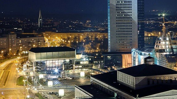 Beleuchtete Innenstadt bei Nacht in Leipzig: Blick von Open auf Gewandhaus, auch Opernhaus und City-Hochhaus