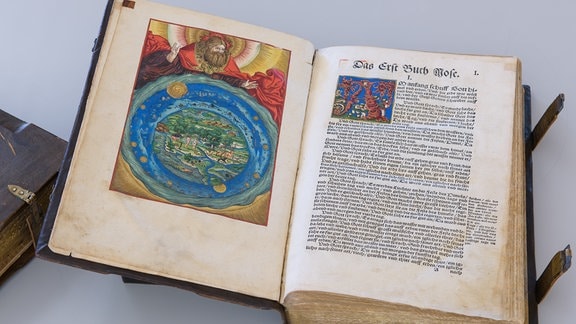 Weimarer Lutherbibel von 1534: ein dickes aufgeschlagenes Buch