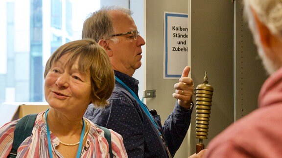 Blick hinter die Kulissen bei MDR KLASSIK: Ein Mann blickt in einen Schrank, eine Frau unterhält sich gerade.