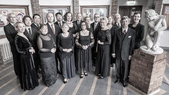 Ein Gruppenfoto von Sängerinnen und Sängern.