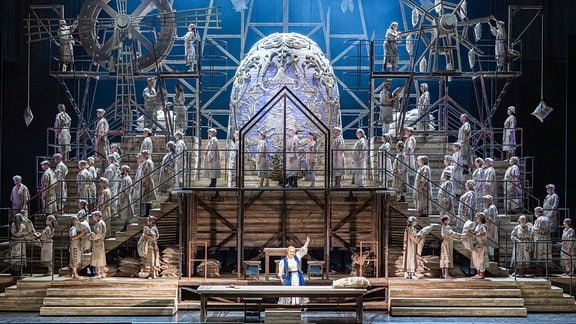 Szenenfoto von der Inszenierung von "Lady Macbeth von Mzensk" an der Oper Leipzig im Mai 2025.