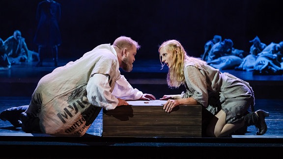 Szenenfoto von der Inszenierung von "Lady Macbeth von Mzensk" an der Oper Leipzig im Mai 2025
