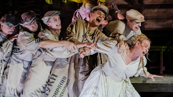 Szenenfoto von der Inszenierung von "Lady Macbeth von Mzensk" an der Oper Leipzig im Mai 2025