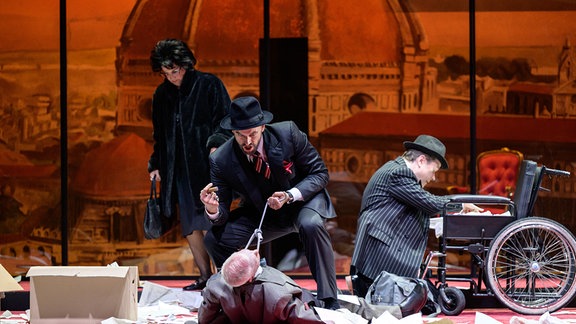 Das DNT Weimar zeigt Puccinis Operntrilogie aus den drei Einaktern "Der Mantel" – "Schwester Angelica" – "Gianni Schicchi" gemeinsam auf der Bühne. 