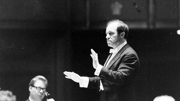 Pierre Boulez dirigiert ein Orchester (schwarz weiß Foto)