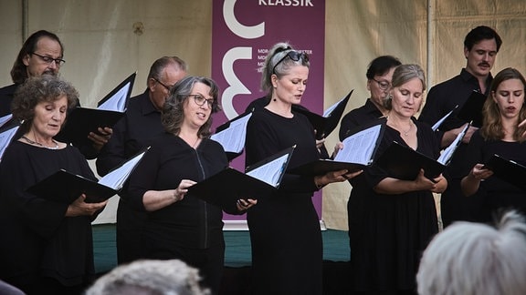 Besucher beim Sommergesang in Friedrichsrode.