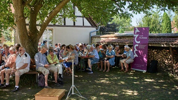 Besucher beim Sommergesang in Schildau.