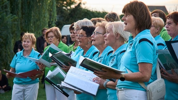 Besucher beim Sommergesang in Zahna-Elster.