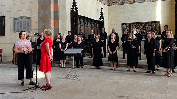 Menschen singen beim Sommergesang in Halberstadt.