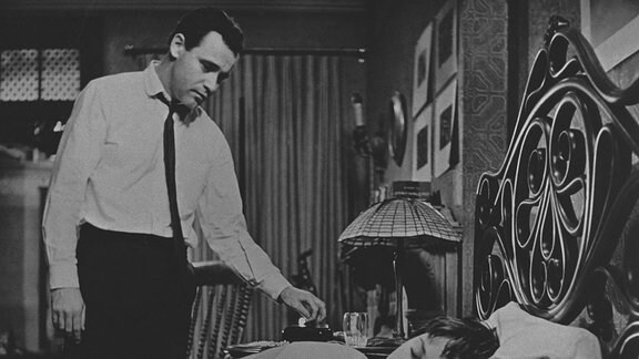 Billy Wilder Calvin (JACK LEMMON) und Fran (SHIRLEY MACLAINE) im Film Das Appartement