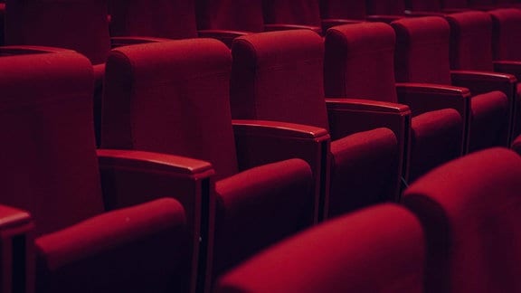 Rote Sitzreihen in einem Theater