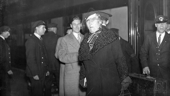 Winnaretta Singer, Edmond de Polignac trifft zur Königlichen Hochzeit, 1934 in London ein.