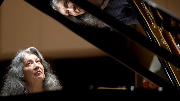 Die argentinische Pianistin Martha Argerich hört am 14.09.2013 während einer Probe in der Philharmonie Berlin auf die Musik.