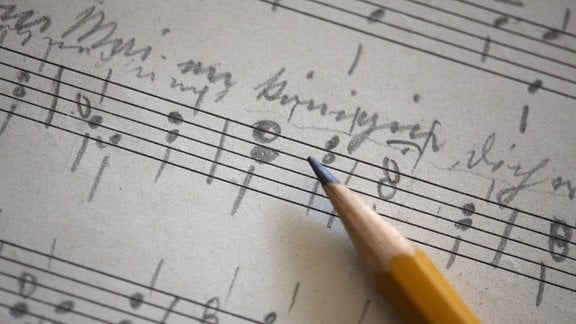 Ein Notenblatt mit handschriftlichen Eintragungen