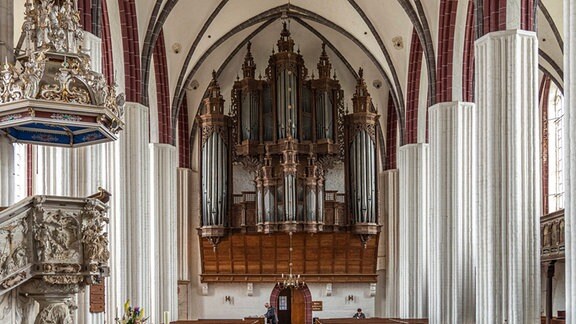 Orgel des Hamburger Orgelbaumeisters Hans Scherer im Innenraum der Kirche St. Stephan in Tangermünde