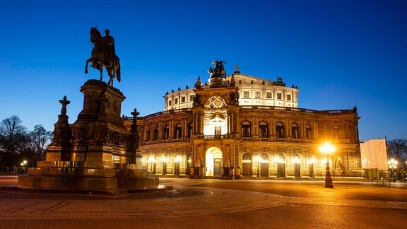 Blick auf die Semperoper und das König-Johann-Denkmal auf dem menschenleeren Theaterplatz in Dresden