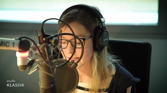 Hörerin Carolin am Mikrofon im MDR KLASSIK-Studio