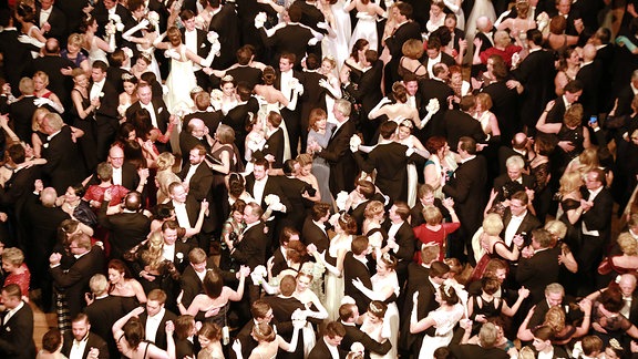 Ausschnitt einer Aufnahme der Ballgäste beim Wiener Opernball 2018 aus Vogelperpektive: Sehr viele Tänzer auf engem Raum, Gewimmel.