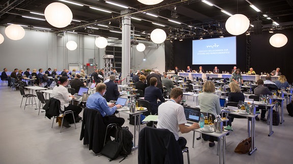 Mitglieder des MDR-Rundfunkrates während einer Sitzung in der Media City in Leipzig.