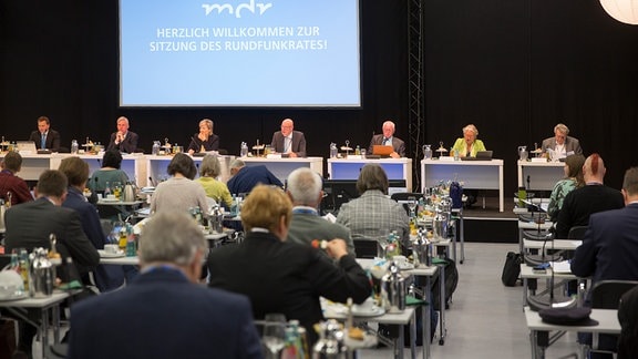 Mitglieder des MDR-Rundfunkrates während einer Sitzung in der Media City in Leipzig.