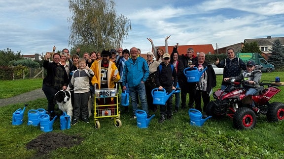 Moderator Lars Wohlfarth und die Menschen in Libbesdorf pflanzen eine Silberlinde.