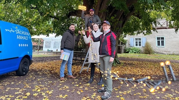 Lars schmückt die Dorflinde zusammen mit Falko Knocke, Lisa Merten und Janin Kaul.