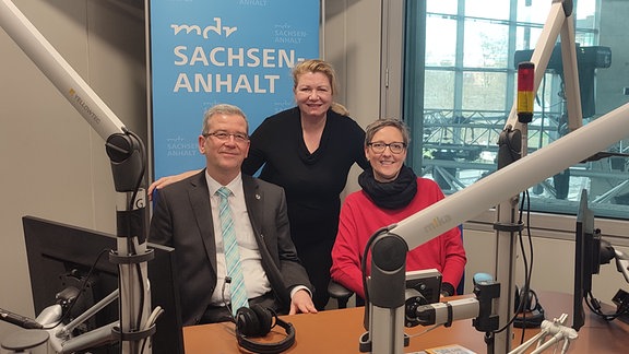 Heike Dorczok, Bürgermeisterin in Bad Schmiedeberg und Kurdirektor Deddo Lehmann sitzen zusammen mit Marit Haeske im Radio-Studio von MDR SACHSEN-ANHALT