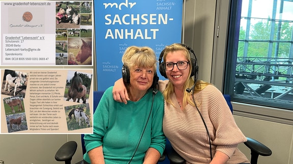 Gabi und Linda Latuscynski sitzen im Radiostudio von MDR SACHSEN-ANHALT