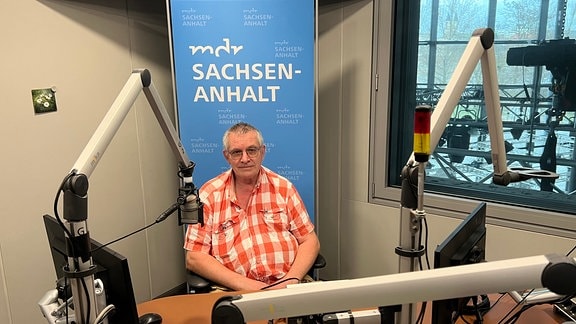 Joachim Schwarze sitzt im Radiostudio von MDR SACHSEN-ANHALT