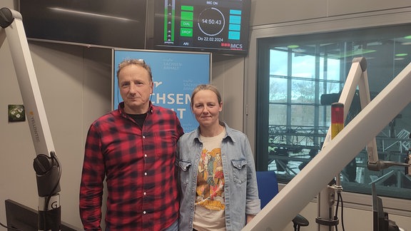 Aileen und Thomas Lemme im Radio-Studio von MDR SACHSEN-ANHALT