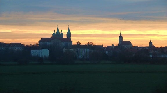 Sonnenaufgang hinter der Silhouette Naumburgs