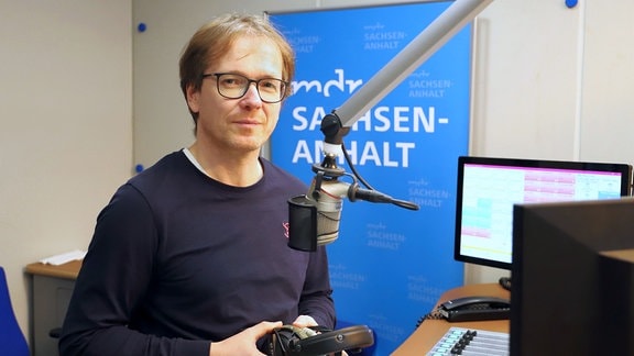MDR S-AN Redakteur und Moderator Christoph Schneider im Studio