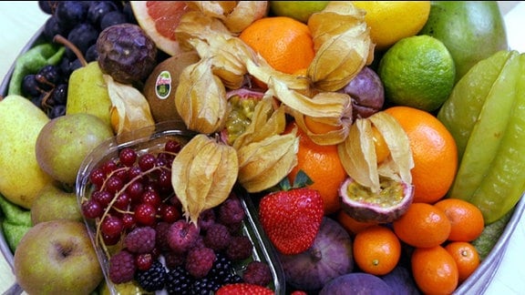 Verschiedene Sorten Obst liegen auf einem Teller.