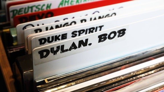 Registerkarte für Bob Dylan ragt aus einem Schallplattenfach heraus