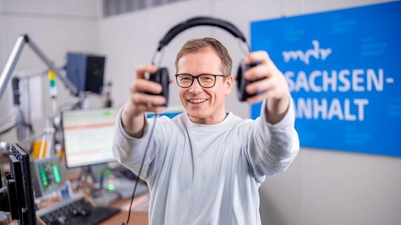 MDR SAN Redakteur und Moderator Christoph Schneider im Studio