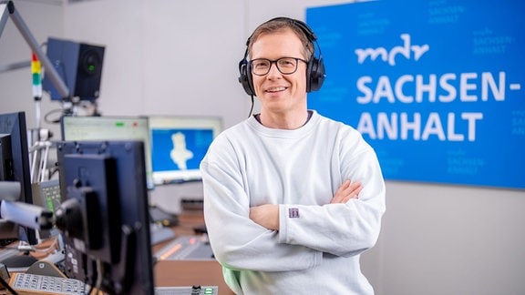 MDR SAN Redakteur und Moderator Christoph Schneider im Studio