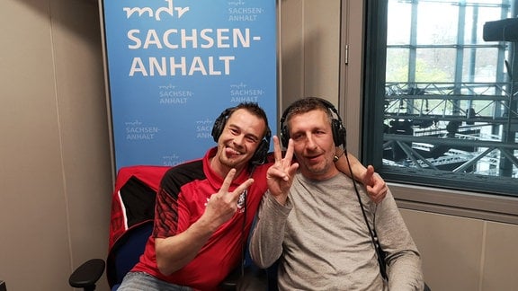 Zwei Männer sitzen mit Kopfhörern im Studio von MDR SACHSEN-ANHALT