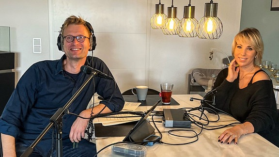 Musikredakteur Tobias Kluge bei Annemarie Eilfeld zuhause zur Produktion seines Podcasts "Kluges Proberaum"