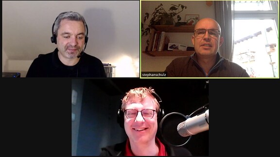 Screenshot einer Videokonferenz mit vier Menschen: den beiden Podcastmachern Marcel Roth und Stephan Schulz und einem Gast