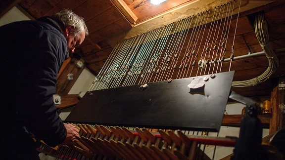 Musiklehrer Frank Müller spielt im Glockenturm des Rathauses der Landeshauptstadt Magdeburg das Carillon. 